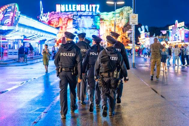 Polizeistreife am Freitagabend unterwegs auf dem Oktoberfest, München, 22.09.2023 Deutschland, München, 22.09.2023, Polizeistreife unterwegs auf dem Oktoberfest, Freitagabend, Volksfest, Bayern, *** Police patrol on Friday night on the road at the Oktoberfest, Munich, 22 09 2023 Germany, Munich, 22 09 2023, Police patrol on the road at the Oktoberfest, Friday night, Volksfest, Bavaria,