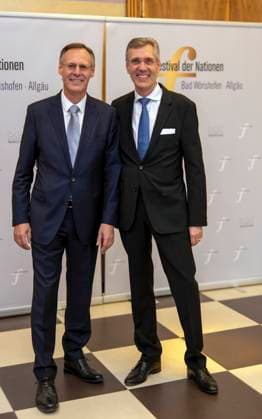 22.09.2023, Internationales Klassikfestival: Festival der Nationen 2023, im Kurhaus Bad Wörishofen im Unterallgäu, Eröffungskonzert im Kursaal mit Pianist Igor Levit (GER) und Orchester Camerata Salzburg. Vorher der Empfang der Ehrengäste. Die Veranstalter, v.li: Werner Roch und Winfried Roch aus Türkheim. 22.09.2023, Klassikfestival Bad Wörishofen 22.09.2023, Klassikfestival Bad Wörishofen
