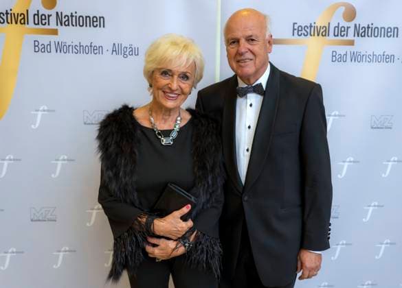 22.09.2023, Internationales Klassikfestival: Festival der Nationen 2023, im Kurhaus Bad Wörishofen im Unterallgäu, Eröffungskonzert im Kursaal mit Pianist Igor Levit (GER) und Orchester Camerata Salzburg. Vorher der Empfang der Ehrengäste. v.li: Renate und Alwin Götzfried (Bad Wörishofen) 22.09.2023, Klassikfestival Bad Wörishofen 22.09.2023, Klassikfestival Bad Wörishofen