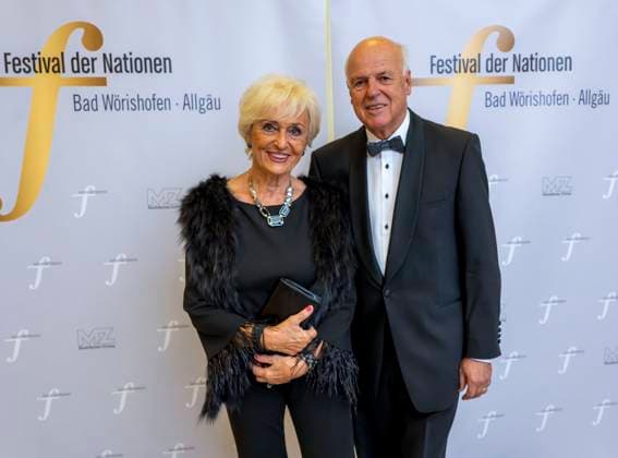 22.09.2023, Internationales Klassikfestival: Festival der Nationen 2023, im Kurhaus Bad Wörishofen im Unterallgäu, Eröffungskonzert im Kursaal mit Pianist Igor Levit (GER) und Orchester Camerata Salzburg. Vorher der Empfang der Ehrengäste. v.li: Renate und Alwin Götzfried (Bad Wörishofen) 22.09.2023, Klassikfestival Bad Wörishofen 22.09.2023, Klassikfestival Bad Wörishofen