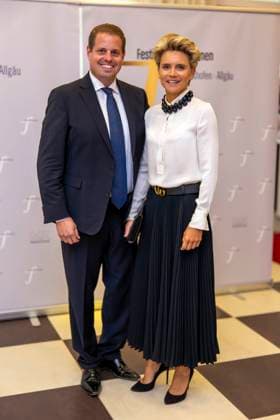 22.09.2023, Internationales Klassikfestival: Festival der Nationen 2023, im Kurhaus Bad Wörishofen im Unterallgäu, Eröffungskonzert im Kursaal mit Pianist Igor Levit (GER) und Orchester Camerata Salzburg. Vorher der Empfang der Ehrengäste. v.lI. Johannes Högel mit Ehefrau Dr. Bernadette Högel. 22.09.2023, Klassikfestival Bad Wörishofen 22.09.2023, Klassikfestival Bad Wörishofen