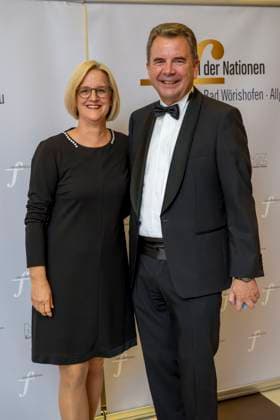 22.09.2023, Internationales Klassikfestival: Festival der Nationen 2023, im Kurhaus Bad Wörishofen im Unterallgäu, Eröffungskonzert im Kursaal mit Pianist Igor Levit (GER) und Orchester Camerata Salzburg. Vorher der Empfang der Ehrengäste. v.li: Frau Martina Echteler-Welzel und Bürgermeister Stefan Welzel. 22.09.2023, Klassikfestival Bad Wörishofen 22.09.2023, Klassikfestival Bad Wörishofen
