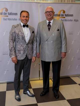 22.09.2023, Internationales Klassikfestival: Festival der Nationen 2023, im Kurhaus Bad Wörishofen im Unterallgäu, Eröffungskonzert im Kursaal mit Pianist Igor Levit (GER) und Orchester Camerata Salzburg. Vorher der Empfang der Ehrengäste. v.li: Stellv. Direktor des Fünf-Sterne-Hotels Fontenay, Rainer Gellrich, mit Hubertus Holzbock (Hoteldirektor bei Fontenay) 22.09.2023, Klassikfestival Bad Wörishofen 22.09.2023, Klassikfestival Bad Wörishofen