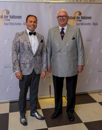22.09.2023, Internationales Klassikfestival: Festival der Nationen 2023, im Kurhaus Bad Wörishofen im Unterallgäu, Eröffungskonzert im Kursaal mit Pianist Igor Levit (GER) und Orchester Camerata Salzburg. Vorher der Empfang der Ehrengäste. v.li: Stellv. Direktor des Fünf-Sterne-Hotels Fontenay, Rainer Gellrich, mit Hubertus Holzbock (Hoteldirektor bei Fontenay) 22.09.2023, Klassikfestival Bad Wörishofen 22.09.2023, Klassikfestival Bad Wörishofen