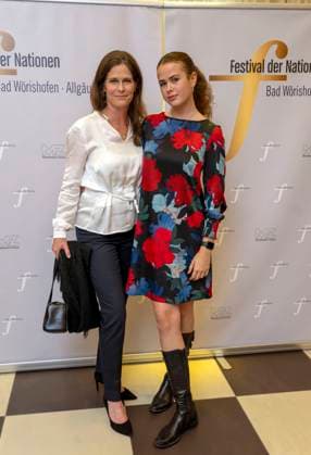 22.09.2023, Internationales Klassikfestival: Festival der Nationen 2023, im Kurhaus Bad Wörishofen im Unterallgäu, Eröffungskonzert im Kursaal mit Pianist Igor Levit (GER) und Orchester Camerata Salzburg. Vorher der Empfang der Ehrengäste. li: Schauspielerin Ursula Buschhorn mit Tochter Paula. 22.09.2023, Klassikfestival Bad Wörishofen 22.09.2023, Klassikfestival Bad Wörishofen