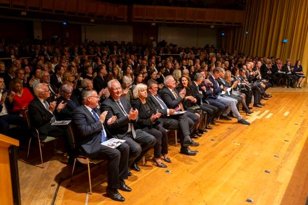 22.09.2023, Internationales Klassikfestival: Festival der Nationen 2023, im Kurhaus Bad Wörishofen im Unterallgäu, Eröffungskonzert im Kursaal mit Pianist Igor Levit (GER) und Orchester Camerata Salzburg. Ehrengäste in der ersten Reihe, Paul Gruschka, Berhard Pohl, Franz Josef Pschierer mit Frau Marlies, 22.09.2023, Klassikfestival Bad Wörishofen 22.09.2023, Klassikfestival Bad Wörishofen