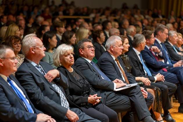 22.09.2023, Internationales Klassikfestival: Festival der Nationen 2023, im Kurhaus Bad Wörishofen im Unterallgäu, Eröffungskonzert im Kursaal mit Pianist Igor Levit (GER) und Orchester Camerata Salzburg. Ehrengäste in der ersten Reihe, Paul Gruschka, Berhard Pohl, Franz Josef Pschierer mit Frau Marlies, 22.09.2023, Klassikfestival Bad Wörishofen 22.09.2023, Klassikfestival Bad Wörishofen