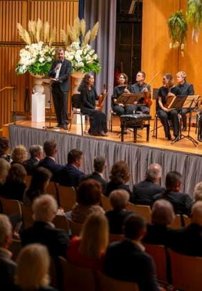 22.09.2023, Internationales Klassikfestival: Festival der Nationen 2023, im Kurhaus Bad Wörishofen im Unterallgäu, Eröffungskonzert im Kursaal mit Pianist Igor Levit (GER) und Orchester Camerata Salzburg. Eröffnungsrede von Bürgermeister Stefan Welzel (Bad Wörishofen). 22.09.2023, Klassikfestival Bad Wörishofen 22.09.2023, Klassikfestival Bad Wörishofen