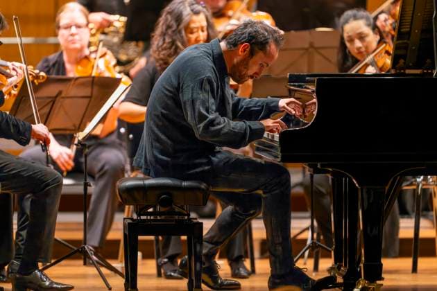 22.09.2023, Internationales Klassikfestival: Festival der Nationen 2023, im Kurhaus Bad Wörishofen im Unterallgäu, Eröffungskonzert im Kursaal mit Pianist Igor Levit (GER) und Orchester Camerata Salzburg. 22.09.2023, Klassikfestival Bad Wörishofen 22.09.2023, Klassikfestival Bad Wörishofen