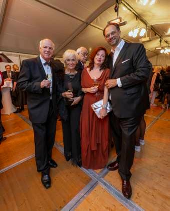 22.09.2023, Internationales Klassikfestival: Festival der Nationen 2023, im Kurhaus Bad Wörishofen im Unterallgäu, Eröffungskonzert im Kursaal mit Pianist Igor Levit (GER) und Orchester Camerata Salzburg. Vorher der Empfang der Ehrengäste. v.li: Renate Götzfried, Alwin Götzfried, Silvia Rausch (Waiblingen), Andreas Bayer (ACB) 22.09.2023, Klassikfestival Bad Wörishofen 22.09.2023, Klassikfestival Bad Wörishofen