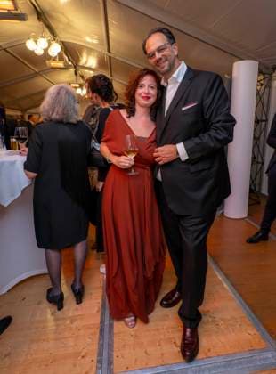 22.09.2023, Internationales Klassikfestival: Festival der Nationen 2023, im Kurhaus Bad Wörishofen im Unterallgäu, Eröffungskonzert im Kursaal mit Pianist Igor Levit (GER) und Orchester Camerata Salzburg. Vorher der Empfang der Ehrengäste. v.li: Silvia Rausch (Waiblingen), Andreas Bayer (ACB) 22.09.2023, Klassikfestival Bad Wörishofen 22.09.2023, Klassikfestival Bad Wörishofen