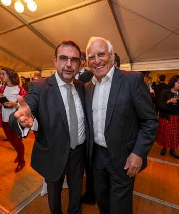 22.09.2023, Internationales Klassikfestival: Festival der Nationen 2023, im Kurhaus Bad Wörishofen im Unterallgäu, Eröffungskonzert im Kursaal mit Pianist Igor Levit (GER) und Orchester Camerata Salzburg. Vorher der Empfang der Ehrengäste. v.li: Bayerischer Gesundheitsminister Klaus Holetschek, mit Ex-Fussballer vom FC Bayern München Franz Bulle Roth. 22.09.2023, Klassikfestival Bad Wörishofen 22.09.2023, Klassikfestival Bad Wörishofen