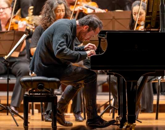 22.09.2023, Internationales Klassikfestival: Festival der Nationen 2023, im Kurhaus Bad Wörishofen im Unterallgäu, Eröffungskonzert im Kursaal mit Pianist Igor Levit (GER) und Orchester Camerata Salzburg. 22.09.2023, Klassikfestival Bad Wörishofen 22.09.2023, Klassikfestival Bad Wörishofen