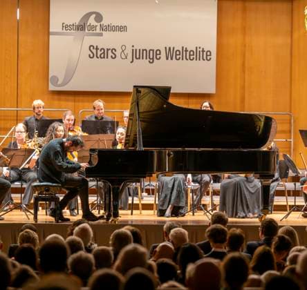 22.09.2023, Internationales Klassikfestival: Festival der Nationen 2023, im Kurhaus Bad Wörishofen im Unterallgäu, Eröffungskonzert im Kursaal mit Pianist Igor Levit (GER, am Klavier) und Orchester Camerata Salzburg. 22.09.2023, Klassikfestival Bad Wörishofen 22.09.2023, Klassikfestival Bad Wörishofen