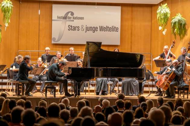 22.09.2023, Internationales Klassikfestival: Festival der Nationen 2023, im Kurhaus Bad Wörishofen im Unterallgäu, Eröffungskonzert im Kursaal mit Pianist Igor Levit (GER, am Klavier) und Orchester Camerata Salzburg. 22.09.2023, Klassikfestival Bad Wörishofen 22.09.2023, Klassikfestival Bad Wörishofen