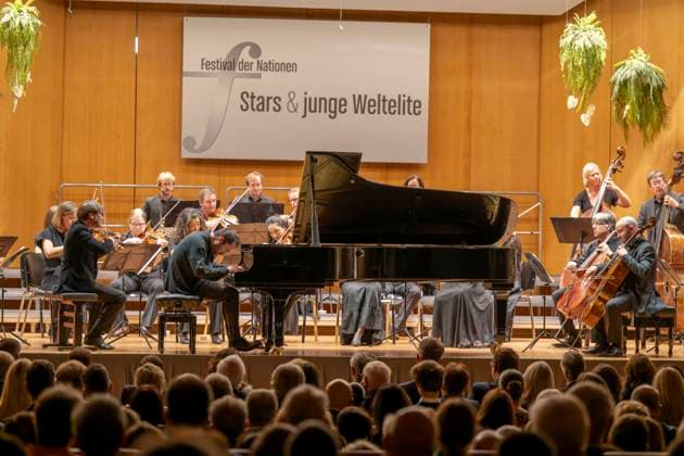 22.09.2023, Internationales Klassikfestival: Festival der Nationen 2023, im Kurhaus Bad Wörishofen im Unterallgäu, Eröffungskonzert im Kursaal mit Pianist Igor Levit (GER, am Klavier) und Orchester Camerata Salzburg. 22.09.2023, Klassikfestival Bad Wörishofen 22.09.2023, Klassikfestival Bad Wörishofen