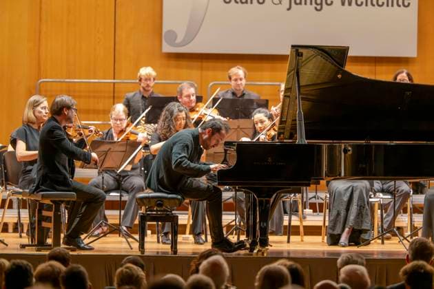 22.09.2023, Internationales Klassikfestival: Festival der Nationen 2023, im Kurhaus Bad Wörishofen im Unterallgäu, Eröffungskonzert im Kursaal mit Pianist Igor Levit (GER, am Klavier) und Orchester Camerata Salzburg. 22.09.2023, Klassikfestival Bad Wörishofen 22.09.2023, Klassikfestival Bad Wörishofen