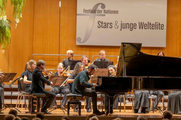 22.09.2023, Internationales Klassikfestival: Festival der Nationen 2023, im Kurhaus Bad Wörishofen im Unterallgäu, Eröffungskonzert im Kursaal mit Pianist Igor Levit (GER, am Klavier) und Orchester Camerata Salzburg. 22.09.2023, Klassikfestival Bad Wörishofen 22.09.2023, Klassikfestival Bad Wörishofen