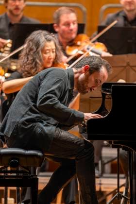 22.09.2023, Internationales Klassikfestival: Festival der Nationen 2023, im Kurhaus Bad Wörishofen im Unterallgäu, Eröffungskonzert im Kursaal mit Pianist Igor Levit (GER) und Orchester Camerata Salzburg. 22.09.2023, Klassikfestival Bad Wörishofen 22.09.2023, Klassikfestival Bad Wörishofen