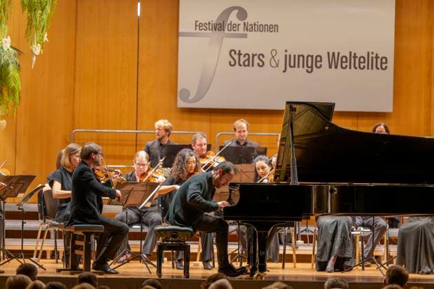 22.09.2023, Internationales Klassikfestival: Festival der Nationen 2023, im Kurhaus Bad Wörishofen im Unterallgäu, Eröffungskonzert im Kursaal mit Pianist Igor Levit (GER, am Klavier) und Orchester Camerata Salzburg. 22.09.2023, Klassikfestival Bad Wörishofen 22.09.2023, Klassikfestival Bad Wörishofen