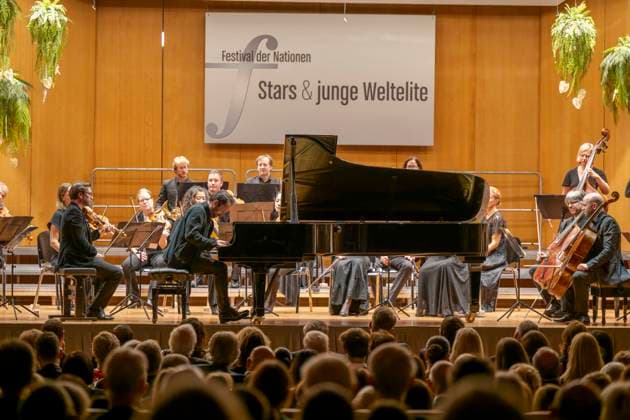 22.09.2023, Internationales Klassikfestival: Festival der Nationen 2023, im Kurhaus Bad Wörishofen im Unterallgäu, Eröffungskonzert im Kursaal mit Pianist Igor Levit (GER, am Klavier) und Orchester Camerata Salzburg. 22.09.2023, Klassikfestival Bad Wörishofen 22.09.2023, Klassikfestival Bad Wörishofen