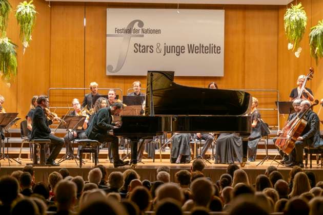 22.09.2023, Internationales Klassikfestival: Festival der Nationen 2023, im Kurhaus Bad Wörishofen im Unterallgäu, Eröffungskonzert im Kursaal mit Pianist Igor Levit (GER, am Klavier) und Orchester Camerata Salzburg. 22.09.2023, Klassikfestival Bad Wörishofen 22.09.2023, Klassikfestival Bad Wörishofen
