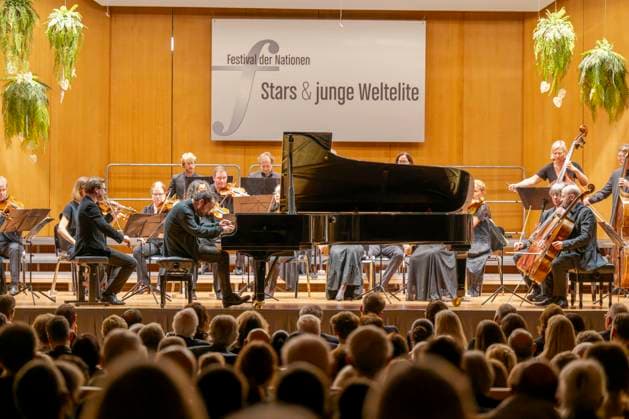 22.09.2023, Internationales Klassikfestival: Festival der Nationen 2023, im Kurhaus Bad Wörishofen im Unterallgäu, Eröffungskonzert im Kursaal mit Pianist Igor Levit (GER, am Klavier) und Orchester Camerata Salzburg. 22.09.2023, Klassikfestival Bad Wörishofen 22.09.2023, Klassikfestival Bad Wörishofen