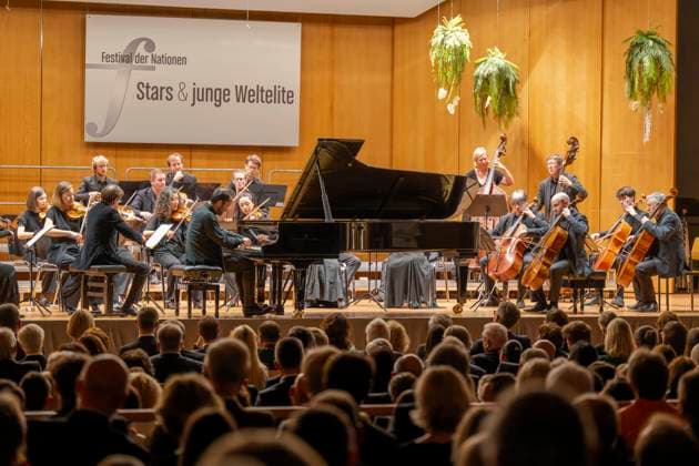22.09.2023, Internationales Klassikfestival: Festival der Nationen 2023, im Kurhaus Bad Wörishofen im Unterallgäu, Eröffungskonzert im Kursaal mit Pianist Igor Levit (GER, am Klavier) und Orchester Camerata Salzburg. 22.09.2023, Klassikfestival Bad Wörishofen 22.09.2023, Klassikfestival Bad Wörishofen
