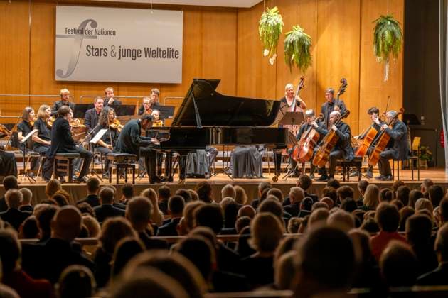 22.09.2023, Internationales Klassikfestival: Festival der Nationen 2023, im Kurhaus Bad Wörishofen im Unterallgäu, Eröffungskonzert im Kursaal mit Pianist Igor Levit (GER, am Klavier) und Orchester Camerata Salzburg. 22.09.2023, Klassikfestival Bad Wörishofen 22.09.2023, Klassikfestival Bad Wörishofen