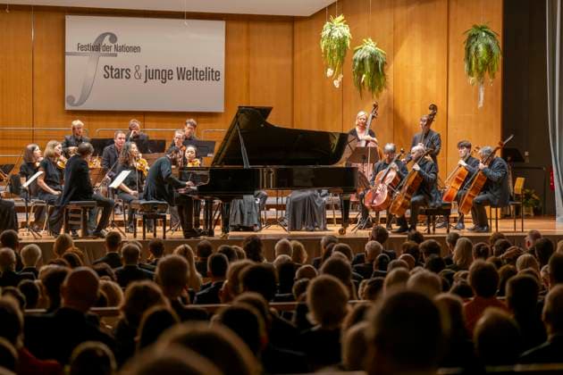 22.09.2023, Internationales Klassikfestival: Festival der Nationen 2023, im Kurhaus Bad Wörishofen im Unterallgäu, Eröffungskonzert im Kursaal mit Pianist Igor Levit (GER, am Klavier) und Orchester Camerata Salzburg. 22.09.2023, Klassikfestival Bad Wörishofen 22.09.2023, Klassikfestival Bad Wörishofen