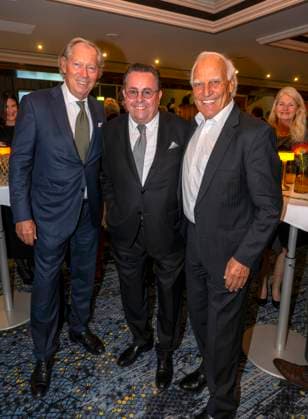 22.09.2023, Internationales Klassikfestival: Festival der Nationen 2023, im Kurhaus Bad Wörishofen im Unterallgäu, Eröffungskonzert im Kursaal mit Pianist Igor Levit (GER) und Orchester Camerata Salzburg. Vorher der Empfang der Ehrengäste. v.li: Schönheitschirurg Prof. Dr. Dr. Werner Mang Hans Högel, Ex-Fussballer FC Bayern München Franz Bulle Roth. 22.09.2023, Klassikfestival Bad Wörishofen 22.09.2023, Klassikfestival Bad Wörishofen
