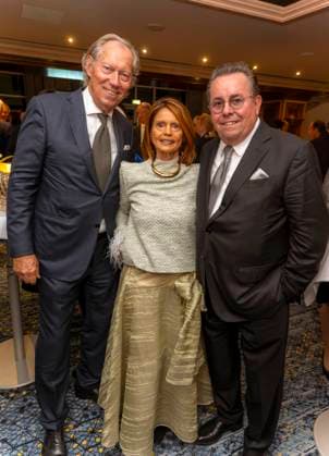 22.09.2023, Internationales Klassikfestival: Festival der Nationen 2023, im Kurhaus Bad Wörishofen im Unterallgäu, Eröffungskonzert im Kursaal mit Pianist Igor Levit (GER) und Orchester Camerata Salzburg. Vorher der Empfang der Ehrengäste. v.li: Schönheitschirurg Prof. Dr. Dr. Werner Mang, Christine Högel, Hans Högel, 22.09.2023, Klassikfestival Bad Wörishofen 22.09.2023, Klassikfestival Bad Wörishofen