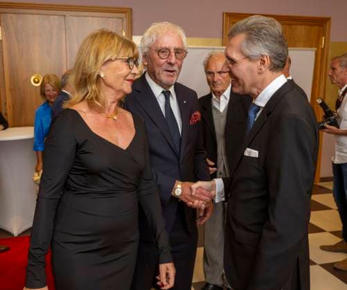 22.09.2023, Internationales Klassikfestival: Festival der Nationen 2023, im Kurhaus Bad Wörishofen im Unterallgäu, Eröffungskonzert im Kursaal mit Pianist Igor Levit (GER). Vorher der Empfang der Ehrengäste. v.li: Claudia Halmer, Schauspieler Günther Maria Halmer beim Empfang von Intendant Winfried Roch. 22.09.2023, Klassikfestival Bad Wörishofen 22.09.2023, Klassikfestival Bad Wörishofen