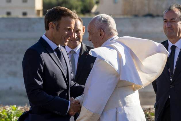 Bilder des Jahres 2023, News 09 September News Themen der Woche KW38 Visite du Pape Francois a Marseille ( Pope Francis ) - Emmanuel Macron PHOTOPQR LA PROVENCE Frederic SPEICH ; Marseille ; 23 09 2023 ; Le President de la Republique Emmanuel MACRON accueille le Pape FRANCOIS au palais du Pharo Le souverain pontife effectue une visite de deux jours a Marseille axee sur la Mediterranee et la migration Pool PQR Frederic SPEICH Pool PQR - Marseille welcomes Pope Francis for a historic visit from September 22 to 23. Marseille BdR France  Copyright: xPHOTOPQR LAxPROVENCE MAXPPPxFredericxSPEICHx 20230923PVL0763 20230923PVL0763