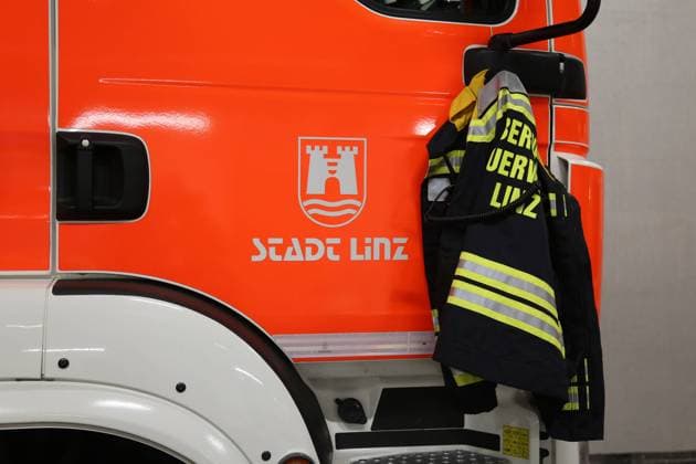 Feuerwehr und Notarzt, Symbolfotos 21.09.2023, Linz, AUT, Unterwegs in Oberösterreich, Fototermin, Themenbild, Symbolbild, Verschiedene Themenbilder, im Bild Berufsfeuerwehr, Feuerwehr, Brand, Wohnungsbrand, 122, Linz, Oberösterreich, Oberoesterreich, Austria, *** 21 09 2023, Linz, AUT, On the road in Upper Austria, photo shoot, theme image, symbol image, various theme images, in the picture professional fire department, fire department, fire, apartment fire, 122, Linz, Upper Austria, Upper Austria,