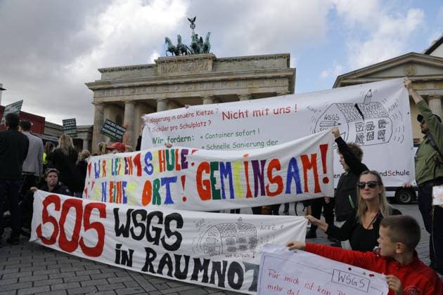 News Themen der Woche KW38 News Bilder des Tages Deutschland, Berlin, Pariser Platz , Protest: Die Bildungskrise nicht weiter aussitzen. *** Germany, Berlin, Pariser Platz , Protest Do not continue to sit out the education crisis