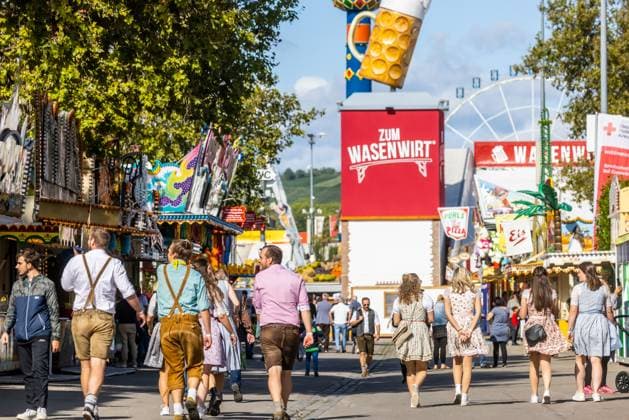 News Themen der Woche KW38 Volksfestzeit in Stuttgart. Das 176. Cannstatter Volksfest auf dem Wasen zählt zu den bedeutendsten Tradtionsfesten in Deutschland. Neben den großen Festzelten prägen Schaustellerbetriebe das Bild auf dem Wasen. Rund 320 Schausteller, Festwirte und Marktkaufleute erwarten rund vier Millionen Besucher. 23.09.2023: Stuttgart, Baden-Württemberg, Deutschland, Europa *** Folk festival time in Stuttgart The 176 Cannstatt Folk Festival on the Wasen is one of the most important traditional festivals in Germany In addition to the large marquees, showmens businesses characterize the image on the Wasen Around 320 showmen, festival hosts and market traders expect around four million visitors 23 09 2023 Stuttgart, Baden Württemberg, Germany,