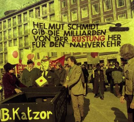 Archivbilder der Woche KW38 Ereignisse und Personen aus 70er Jahre DEU, Deutschland: Die historischen Farbfotos aus den Zeiten der 70er Jahre zeigen Ereignisse und Personen aus Politik, Kultur, Gewerkschaften, Arbeitsleben, Medizin u.a. Essen. Rotepunktaktion gegen hohe Fahrpreise 70er DEU, Germany: The historical color photos from the 1970s show events and people from politics, culture, trade unions, working life, medicine, etc. *** Events and people from 70s DEU, Germany The historical color photos from the 1970s show events and people from politics, culture, trade unions, working life, medicine, etc Essen Rotepunktaktion gegen hohe Fahrpreise 70er DEU, Germany The historical color photos from the 1970s show events and people from politics, culture, trade unions,