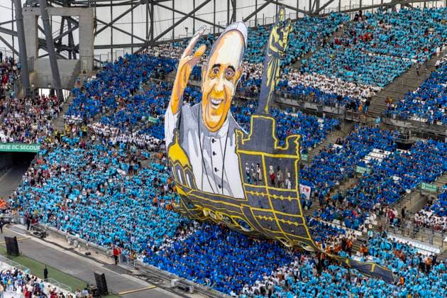 Bilder des Jahres 2023, News 09 September News Themen der Woche KW38 News Bilder des Tages Visite du Pape Francois a Marseille ( Pope Francis ) PHOTOPQR LA PROVENCE Frederic SPEICH ; Marseille ; 23 09 2023 ; Tifo prepare par les supporters de l Olympique de Marseille a l occasion de la messe dirigee par le Pape FRANCOIS dans le Stade Velodrome Le souverain pontife effectue une visite de deux jours axee sur la Mediterranee et la migration Pool PQR Frederic Speich People during the celebrate mass of Pope at the Velodrome stadium, in the southern port city of Marseille on September 23, 2023. *** Local Caption *** Marseille BdR France  Copyright: xPHOTOPQR LAxPROVENCE MAXPPPxFredericxSPEICHx 20230923PVL1546 20230923PVL1546