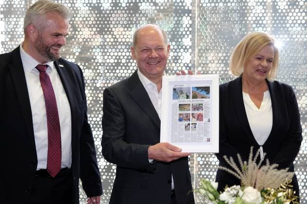 News Themen der Woche KW38 News Bilder des Tages 23.09.2023 xkhx Baunatal Landtagswahl Hessen 2023 - Wahlkampf SPD Eintrag ins goldene Buch der Stadt Baunatal Bild zeigt: 1. Stadtrat Baunatal Daniel Jung Bundeskanzler Olaf Scholz (SPD) Spitzenkandidatin der hessischen Sozialdemokraten, Bundesinnenministerin Nancy Faeser *** 23 09 2023 xkhx Baunatal state election Hesse 2023 election campaign SPD entry in the golden book of the city Baunatal picture shows 1 City Council Baunatal Daniel Jung Chancellor Olaf Scholz SPD top candidate of the Hessian Social Democrats, Federal Minister of the Interior Nancy Faeser KH