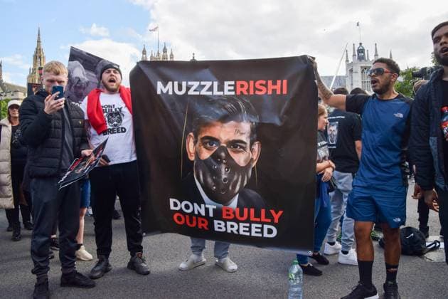 News Themen der Woche KW38 News Bilder des Tages September 23, 2023, London, England, UK: Protesters make their feelings feelings known about UK Prime Minister Rishi Sunak as dog owners and supporters march in Westminster in protest against the American Bully XL ban. The breed of dog is set to be banned in the UK following a series of attacks on people. London UK - ZUMAv130 20230923_zip_v130_021 Copyright: xVukxValcicx