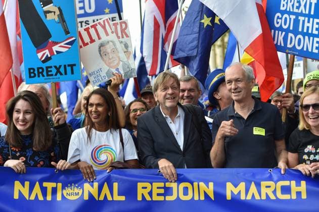 Bilder des Jahres 2023, News 09 September News Themen der Woche KW38 News Bilder des Tages September 23, 2023, London, England, United Kingdom: Former Belgian Prime Minister GUY VERHOFSTADT (center) and high-profile campaigner GINA MILLER (left) led the march through central London. Anti-Brexit campaigners marched through central London calling for UK to rejoin the European Union. London United Kingdom - ZUMAk172 20230923_zip_k172_018 Copyright: xThomasxKrychx