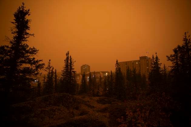 News Bilder des Tages September 23, 2023, Yellowknife, YT, CANADA: Heavy smoke from wildfires in northern Alberta and British Columbia fill the air at 9am Mountain Daylight Time in Yellowknife, Northwest Territories on Saturday, Sept. 23, 2023. Yellowknife CANADA  - ZUMAc35_ 20230923_zaf_c35_001 Copyright: xBillxBradenx