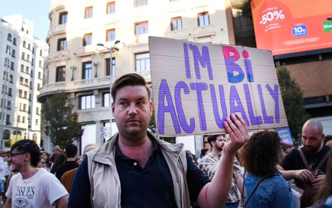 News Themen der Woche KW38 News Bilder des Tages Protest in Madrid for Bisexual visibility A hundred people have gathered in Plaza de Callao in Madrid to defend the rights of bisexual people on the occasion of the International Day of Bisexual Visibility. MADRID MADRID SPAIN Copyright: xRichardxZubelzuxRichardxZubelzux Protest in Madrid for Bisexual visibility (8)