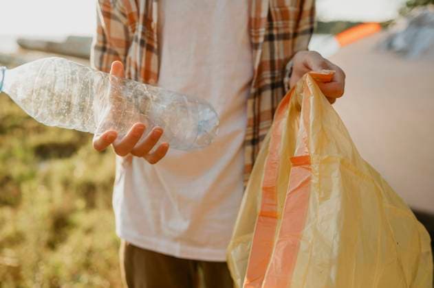 Teenager collecting bottles in plastic bag model released, Symbolfoto, ANAF01957