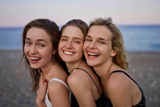 Happy friends spending leisure time at beach model released, Symbolfoto, ANNF00391
