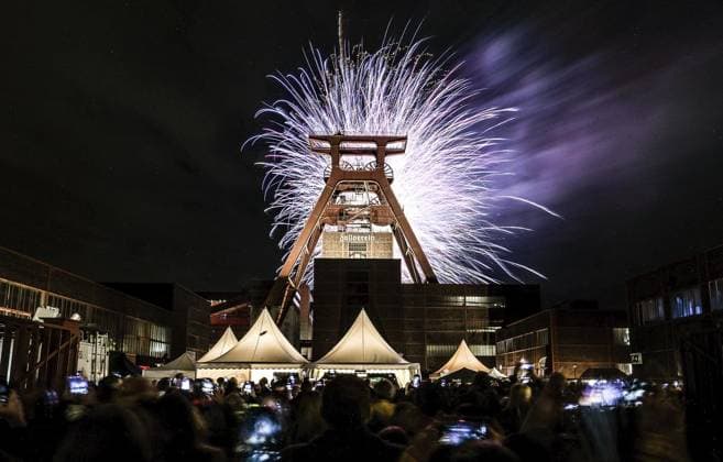 News Themen der Woche KW38 News Bilder des Tages RECORD DATE NOT STATED 32. Zechenfest auf Zollverein, *** NUR FÜR REDAKTIONELLE ZWECKE *** EDITORIAL USE ONLY ***<p>Der Doppelbock der Zeche Zollverein und Feuerwerk am Samstag, den 23. September 2023. Das 32. Zechenfest auf dem Gelände der Zeche Zollverein. Es präsentieren sich Vereine, Initiativen und Unternehmen aus der Zollverein-Nachbarschaft an zahlreichen Ständen und Buden. Deutschland NRW Essen Copyright: KerstinxKokoska *** 32 Zechenfest at Zollverein, FOR EDITORIAL PURPOSES ONLY EDITORIAL USE ONLY p The double buck of the Zollverein colliery and fireworks on Saturday, September 23, 2023 The 32 Zechenfest on the grounds of the Zollverein colliery Associations, initiatives and companies from the Zollverein neighborhood present themselves at numer Copyright: KerstinxKokoska doc7s36msm5uv414iehxmcf ,EDITORIAL USE ONLY