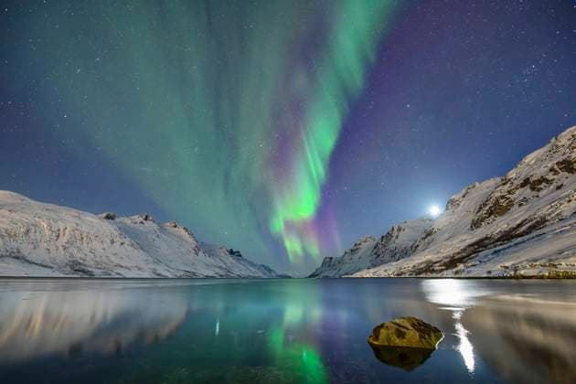 Norway, Troms og Finnmark, Green northern lights over Ersfjord, ANSF00544