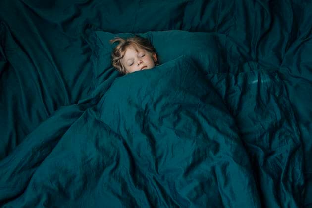 Creative Highlights Symbolbilder Boy sleeping on bed at home model released, Symbolfoto, EVKF00033