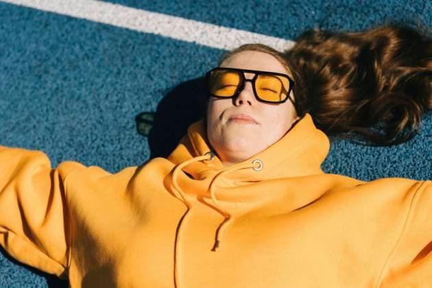 Woman with eyes closed lying in sports court model released, Symbolfoto, KANF00036